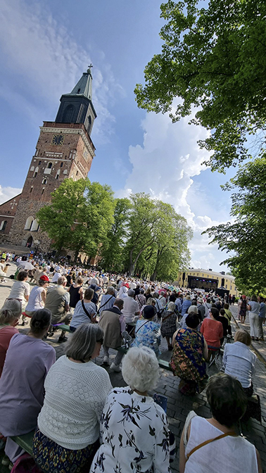 Turun tuomiokirkko ja paljon yleisöä Suvivirsikirkossa, kuva Minna Vesanto