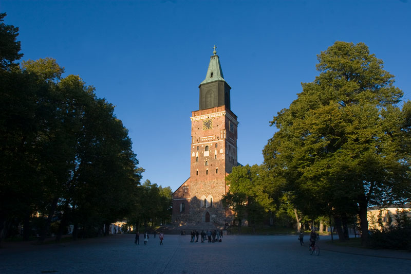 Tuomiokirkon torni kuvattuna kesällä ulkoa.