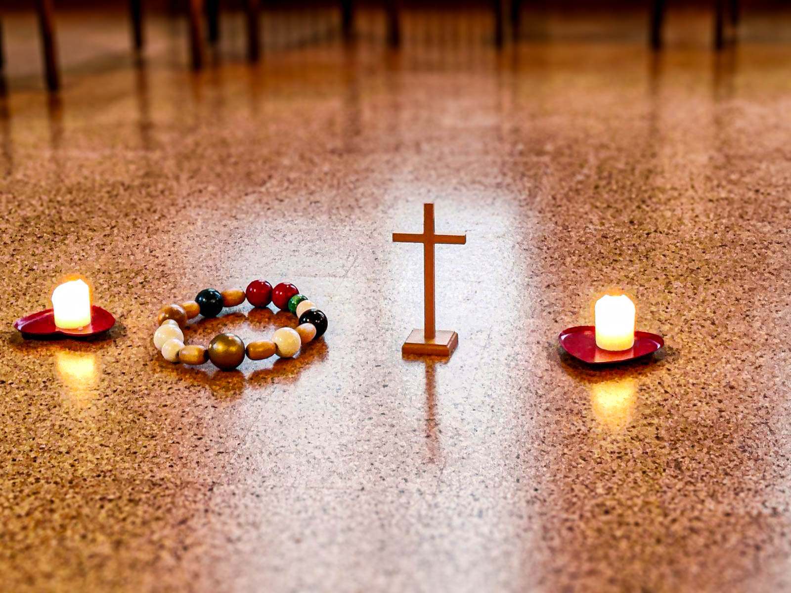Kynttilä, risti, lattialla