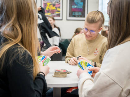 Nuoret pelaamassa Unoa Kaarinan kirkon nuortentilalla