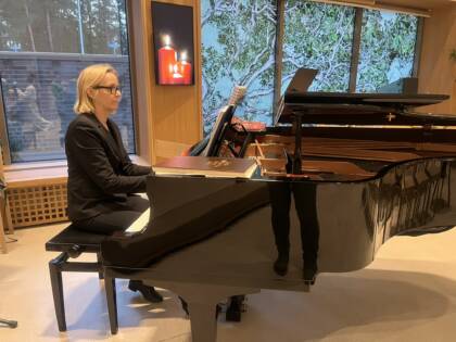 Kanttori soittamassa Riimin flyygeliä.