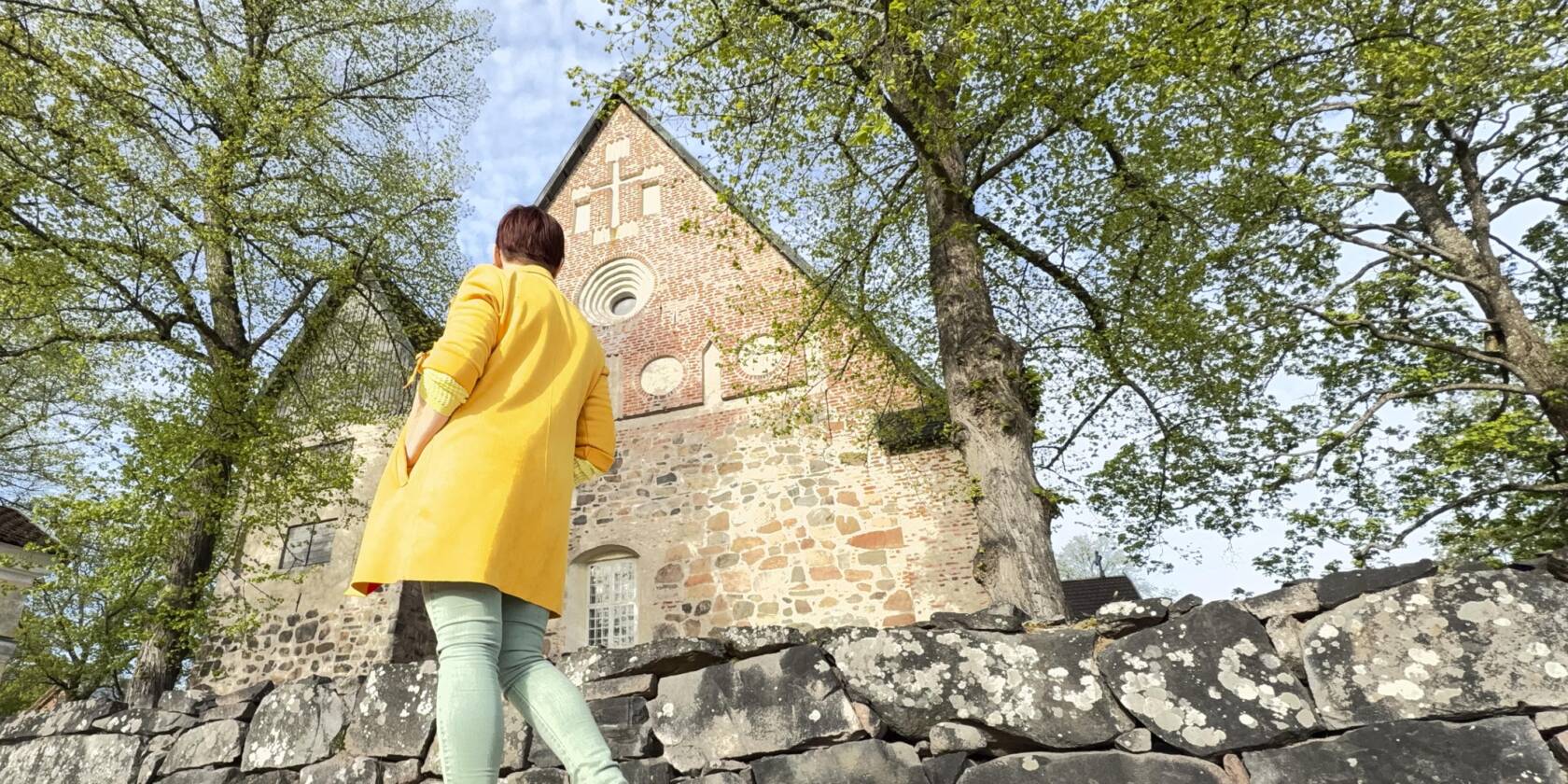 Henkilö kävelee kohti Maarian kirkkoa.