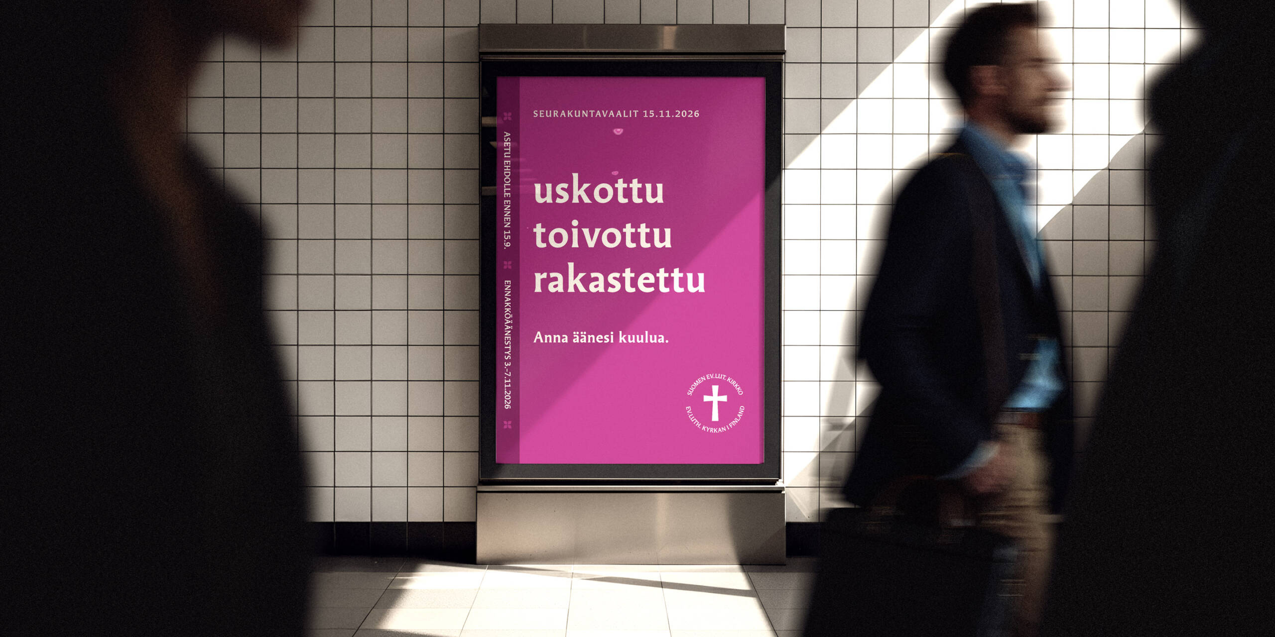 Uskottu, toivottu, rakastettu vaalijuliste kaupungin vilinässä.