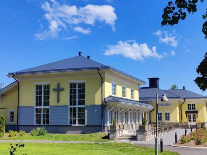 Piikkiön seurakuntatalo kesäpäivänä.