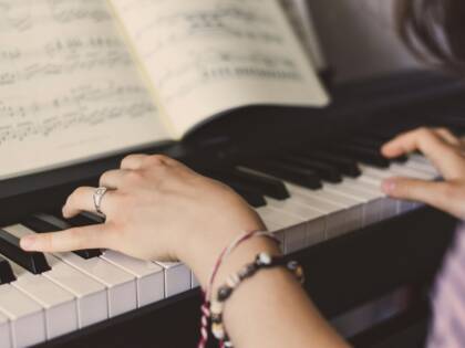 Naisen kädet soittaa pianoa