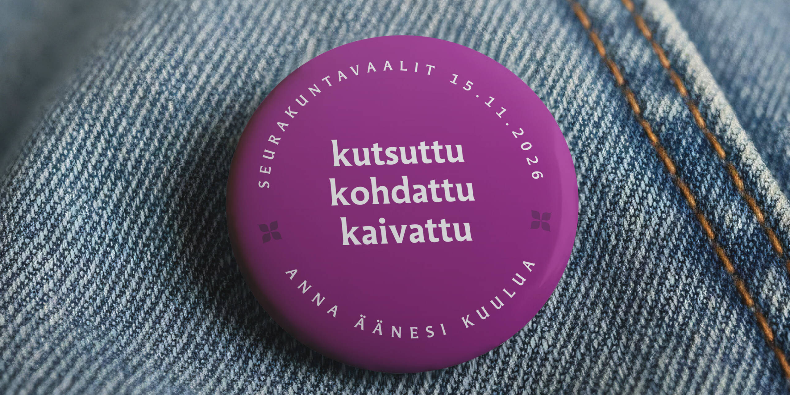 farkkukankaan päällä lila vaalipinssi.