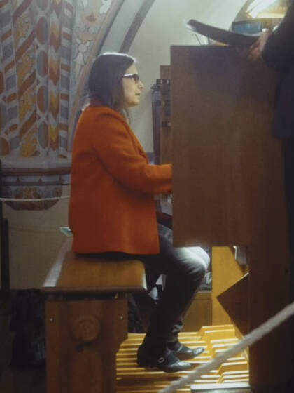 En kantor spelar på orgel.