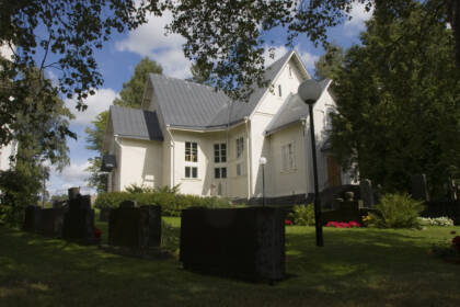 Paattisten kirkko kesällä.