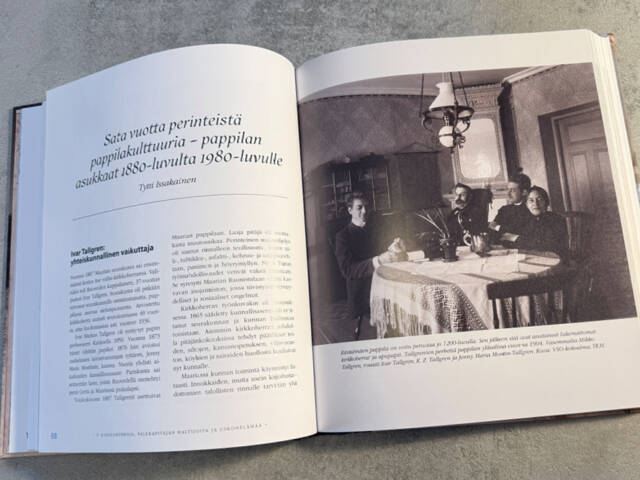 Maarian historiakirjan sisäsivuja.