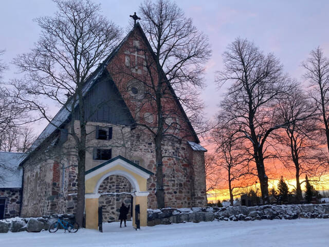 Talvinen aamurusko Maarian kirkolla.