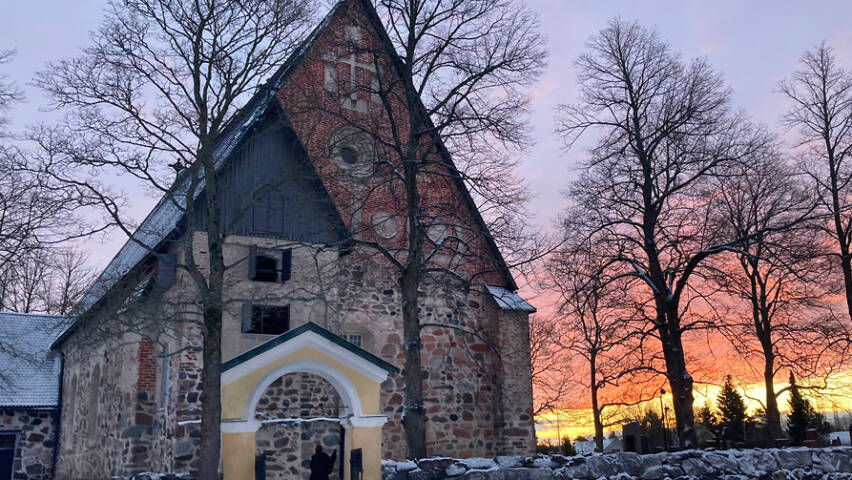 Talvinen aamurusko Maarian kirkolla.