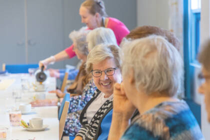 Eläkeläiset juttelevat kahvin äärellä.