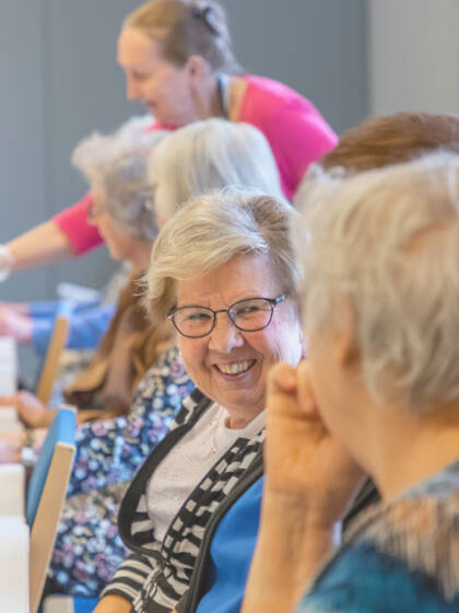Eläkeläiset juttelevat kahvin äärellä.