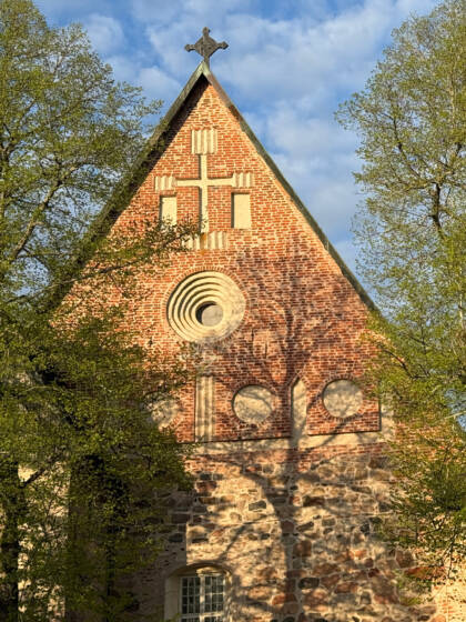 Maarian kirkko alkukesän ilta-auringossa.
