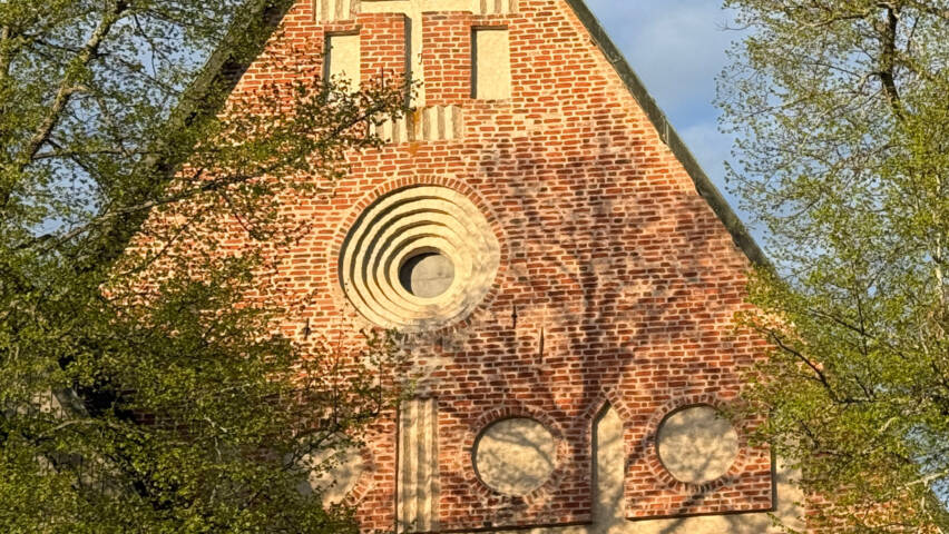 Maarian kirkko alkukesän ilta-auringossa.