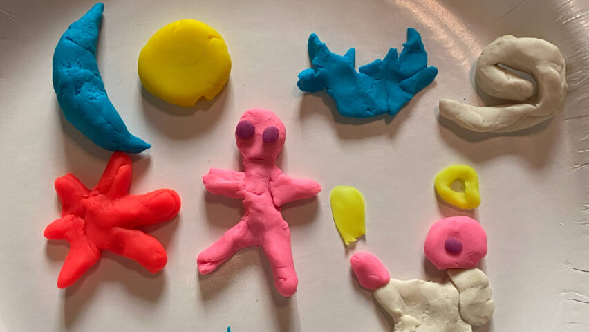 figurer i modelera på en vit tallrik