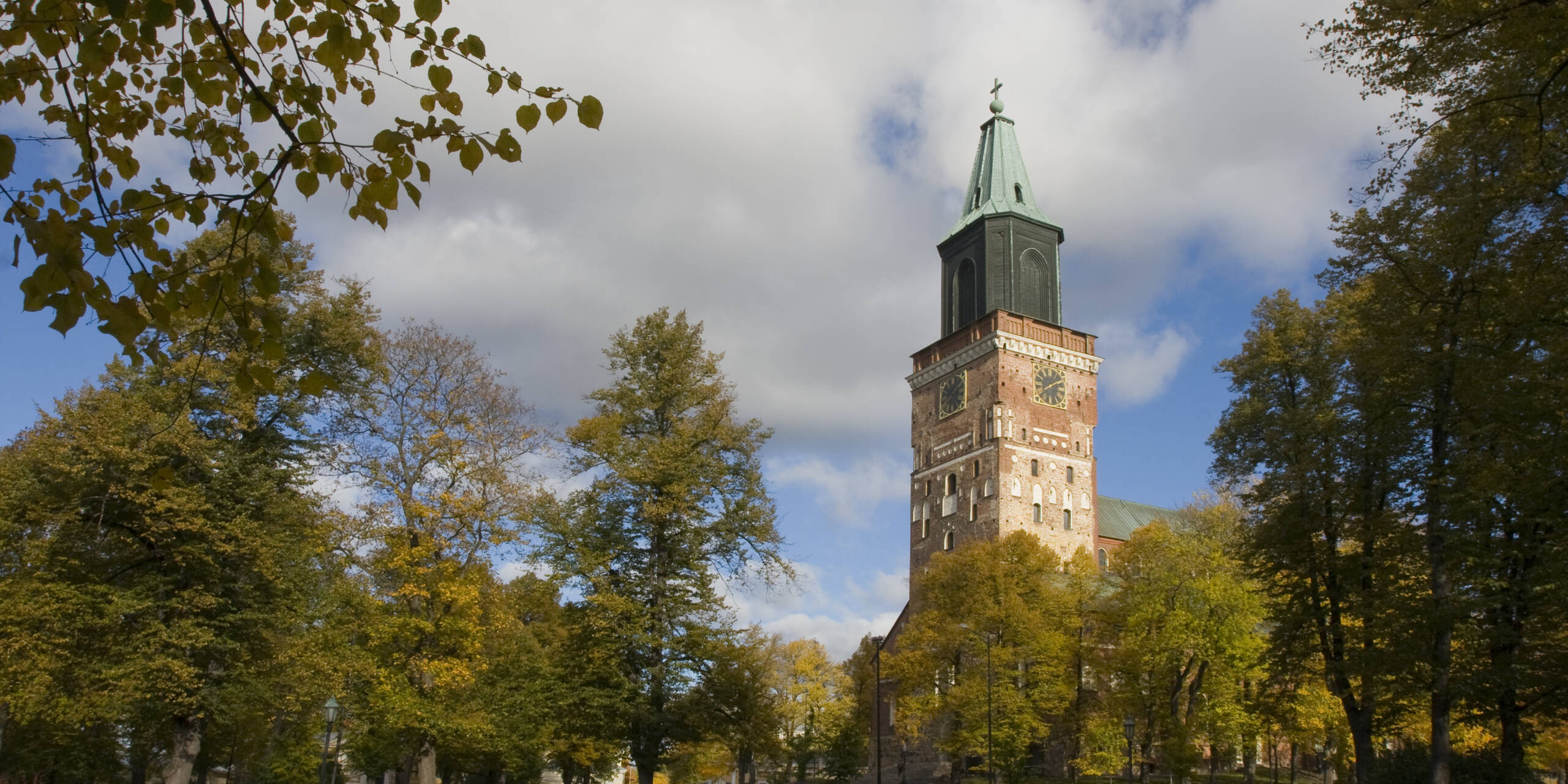 Turun tuomiokirkko puiden keskellä