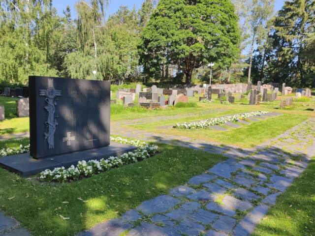 Iso harmaa muistokivi hautausmaalla.