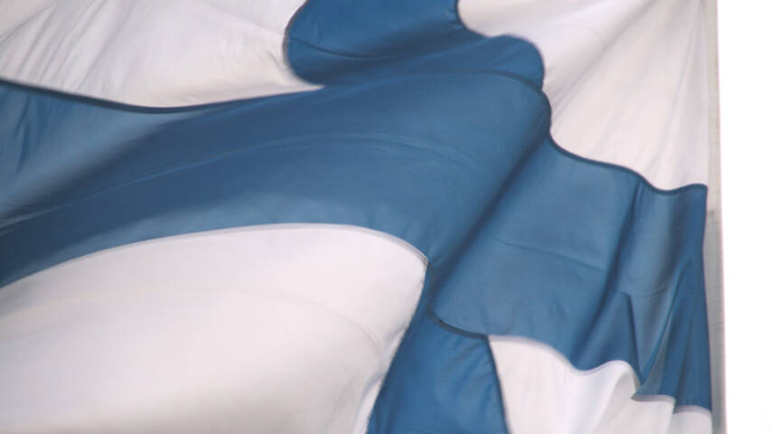 Hulmuava Suomen lippu.