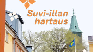 Tuomiokirkon torni kattojen yllä