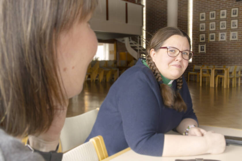 Diakoniatyöntekijä hymyilee kameralle