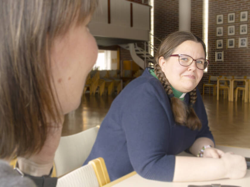 Diakoniatyöntekijä hymyilee kameralle