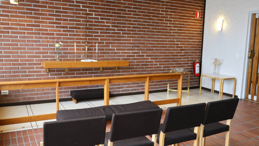 Alttari, jonka edessä tuoleja