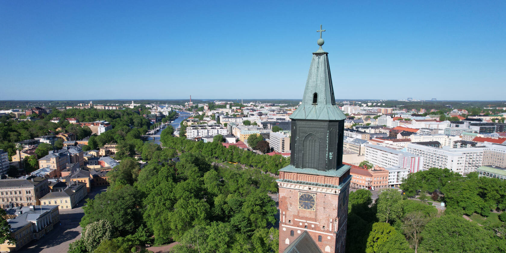Tuomiokirkko keskellä Turkua