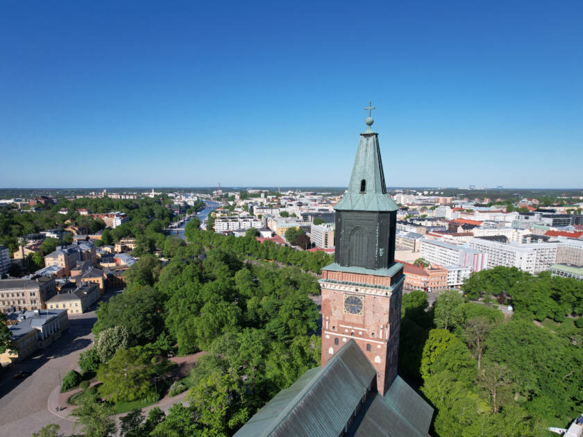 Tuomiokirkko keskellä Turkua