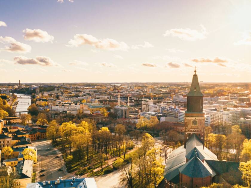 Ilmakuva syksyisestä Turun keskustasta. Etualalla auringonpaisteessa Turun tuomiokirkko.