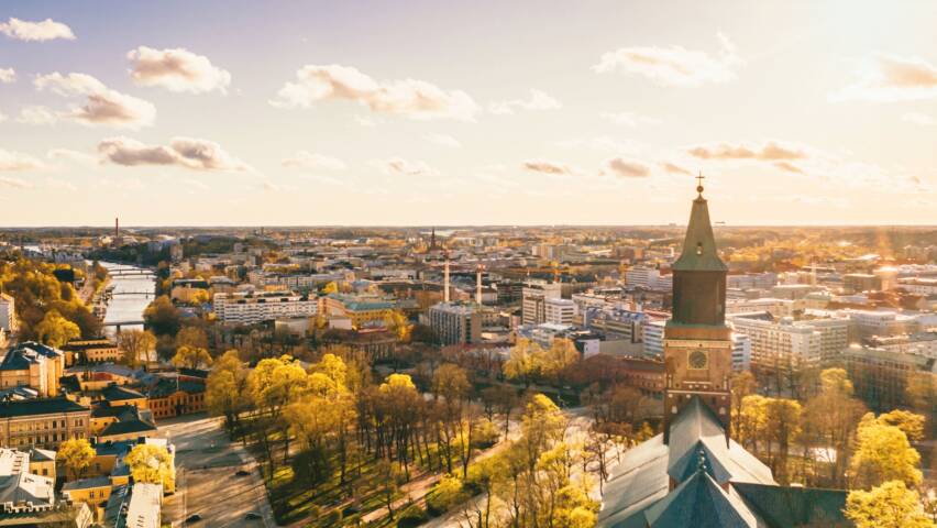 Ilmakuva syksyisestä Turun keskustasta. Etualalla auringonpaisteessa Turun tuomiokirkko.