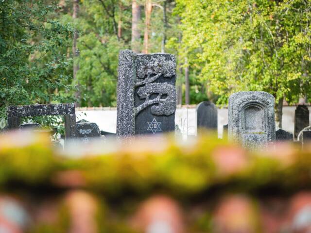 Hautakivi, jossa on Daavidin-tähti.