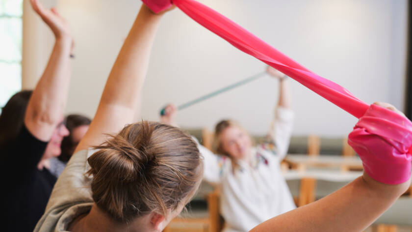 Ihmisiä jumpaamassa jumppanauhan kanssa