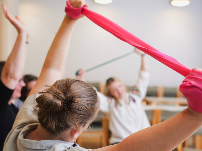Ihmisiä jumpaamassa jumppanauhan kanssa