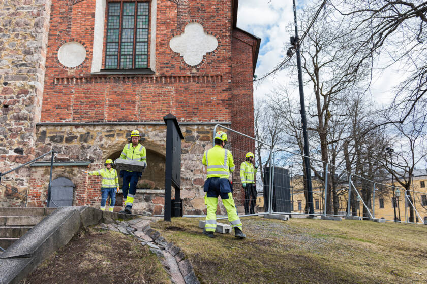 Männniskor bygger planket