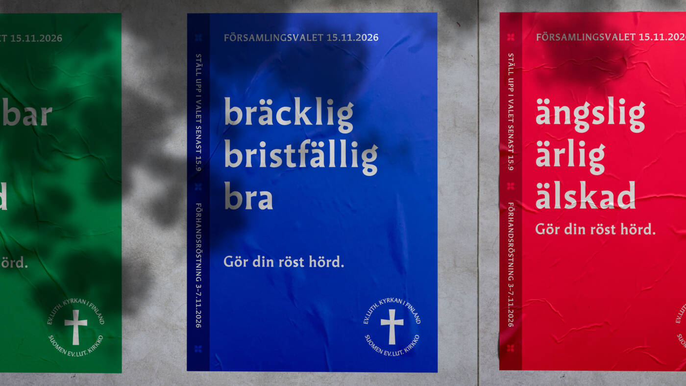 Tre affischer i olika färger: grön, blå och röd. Texterna handlar om röstning och människans betydelse.