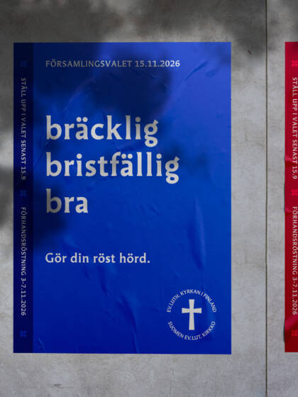 Tre affischer i olika färger: grön, blå och röd. Texterna handlar om röstning och människans betydelse.