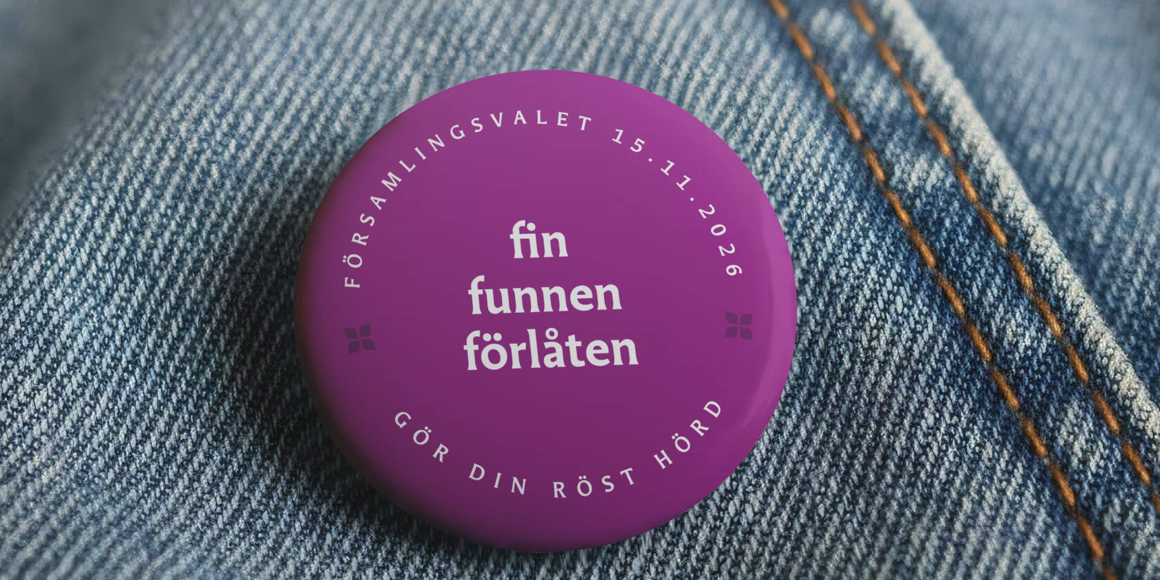 Lila knapp på denimtyg, texten "fin funnen förlåten" och datumet 15.11.2026.