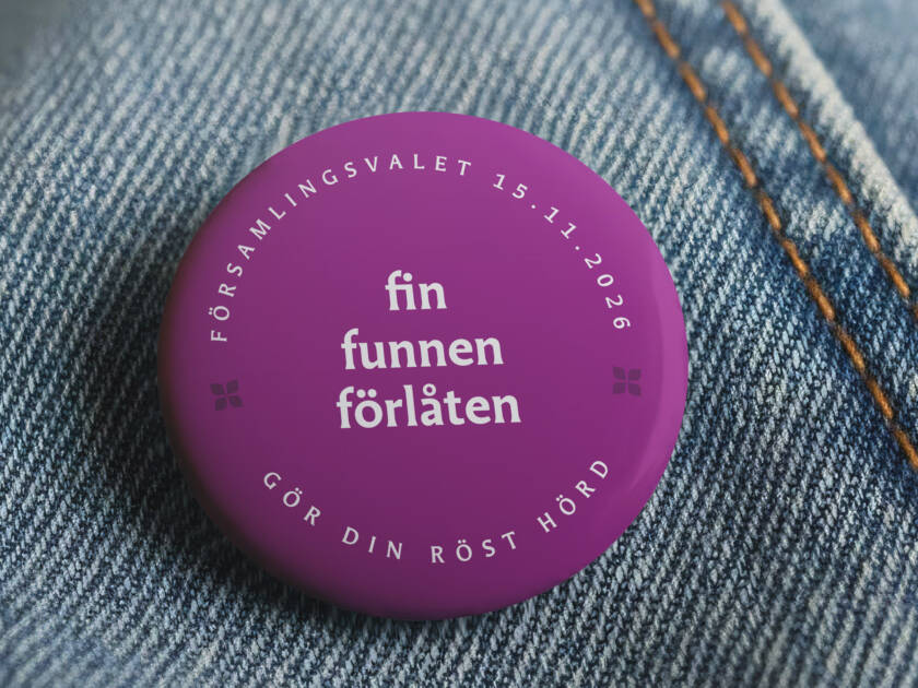 Lila knapp på denimtyg, texten "fin funnen förlåten" och datumet 15.11.2026.