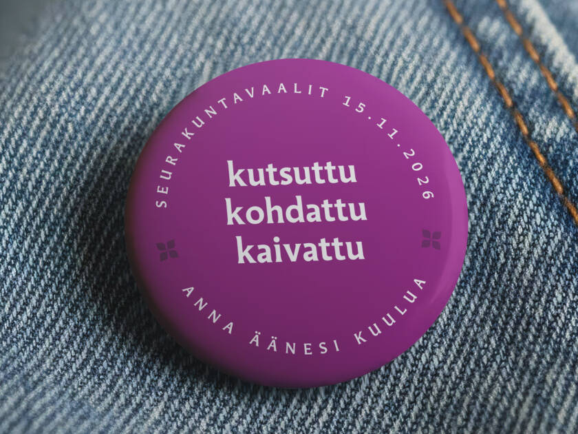 Violetti rintamerkki farkkukankaalla, teksti "kutsuttu, kohdattu, kaivattu" ja päivämäärä "15.11.2026".