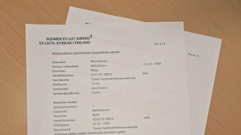 Virkatodistus pöydällä.