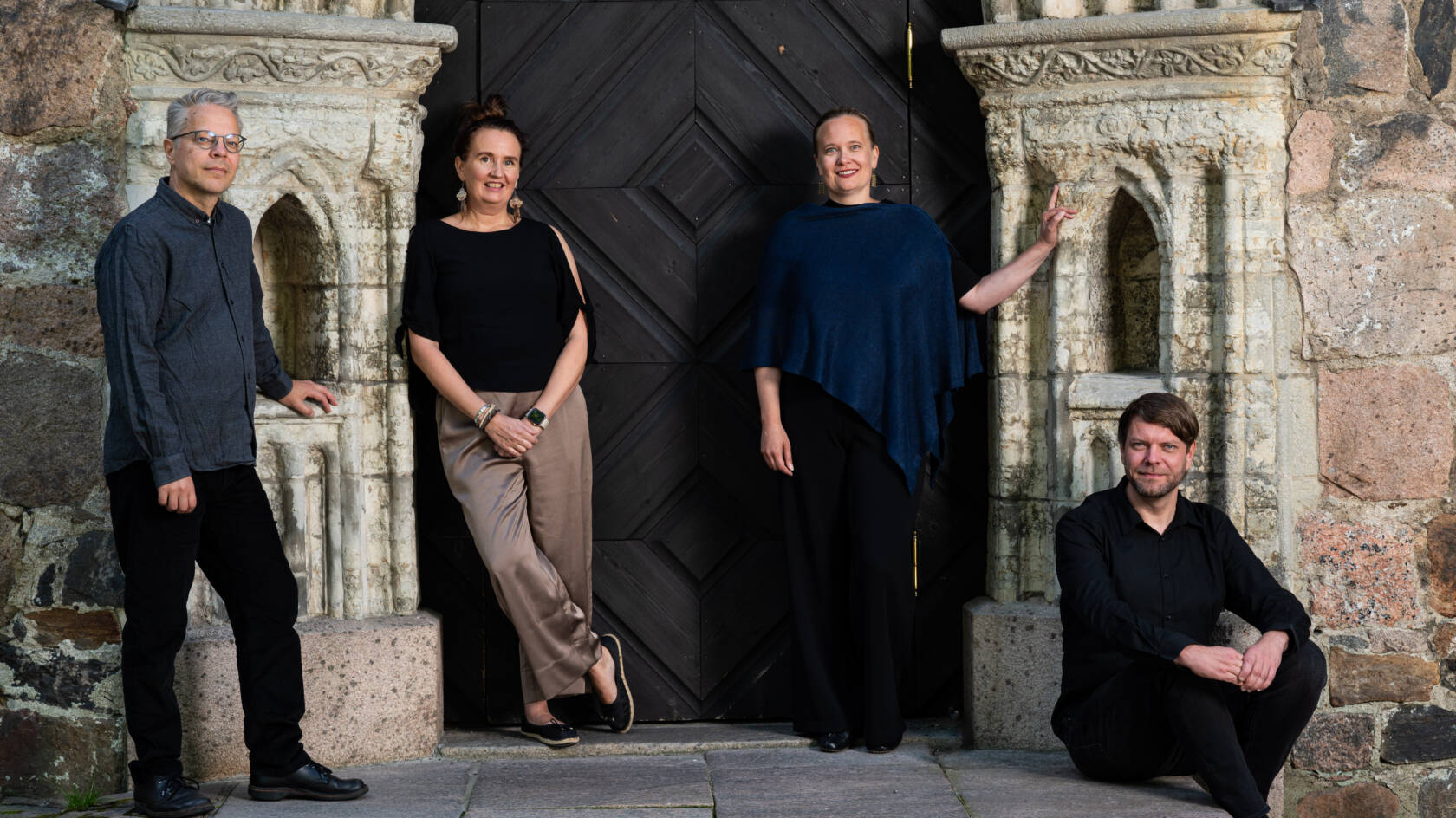 Ensemble MMXX medlemmar vid Domkyrkans dörr.