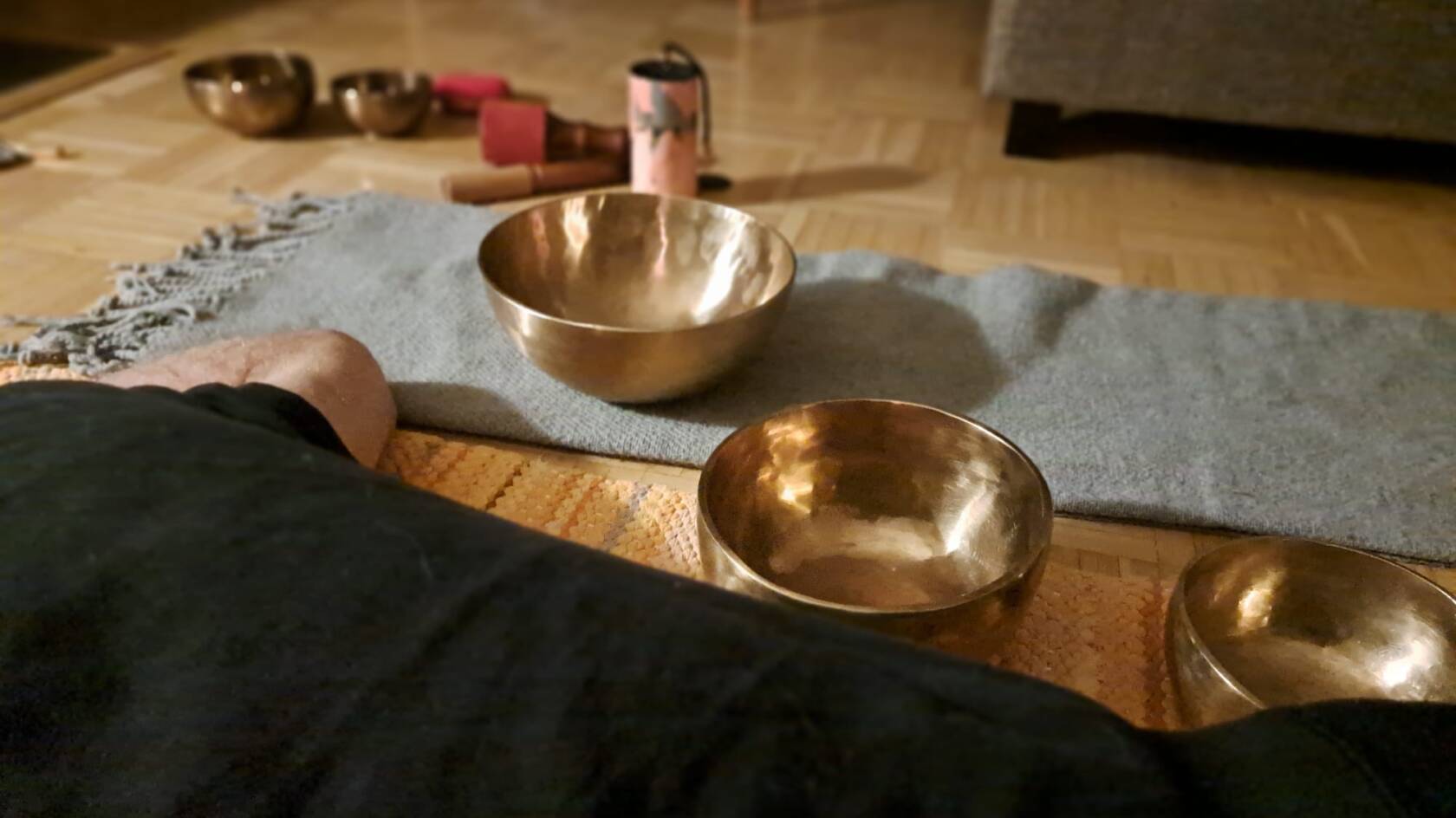 Äänimaljoja, makaavan ihmisen selkää