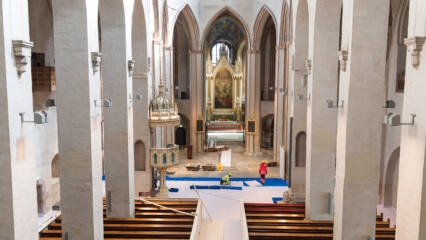 Två människor i kyrkhall