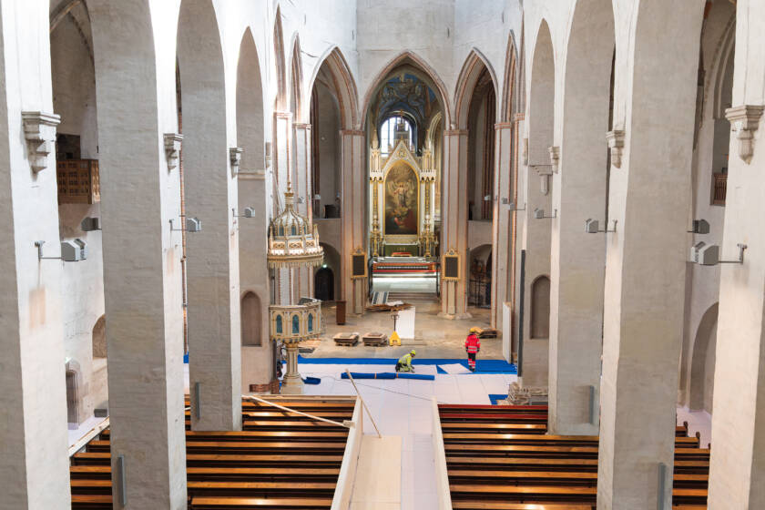 Två människor i kyrkhall