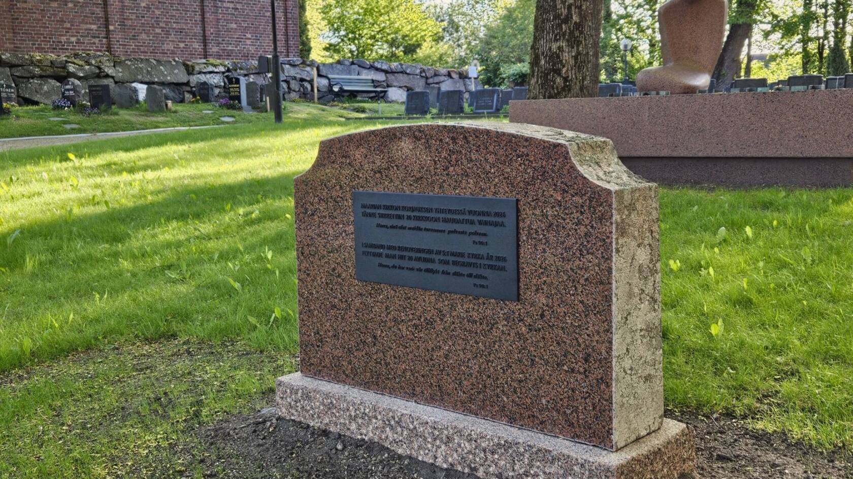 Kuvassa Maarian kirkkomaan muistokivi.