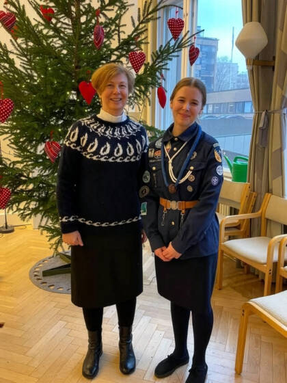 Kaksi naista, toisella partiovaatteet yllä