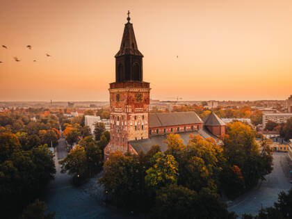 Tuomiokirkko oranssissa usvassa