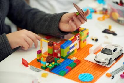 Koululainen rakentaa legoilla kerhossa.