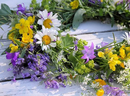 En blomkrans av ängsblommor.